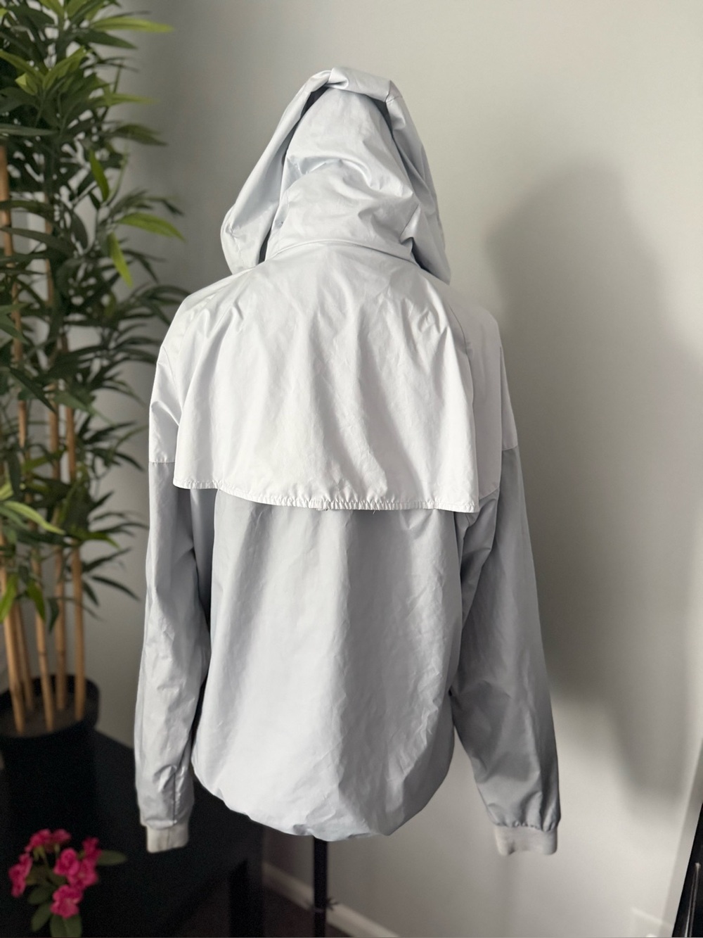 Nike Jack Size xl men Gray And White Windbreaker full zip hooded - Picture 2 of 3